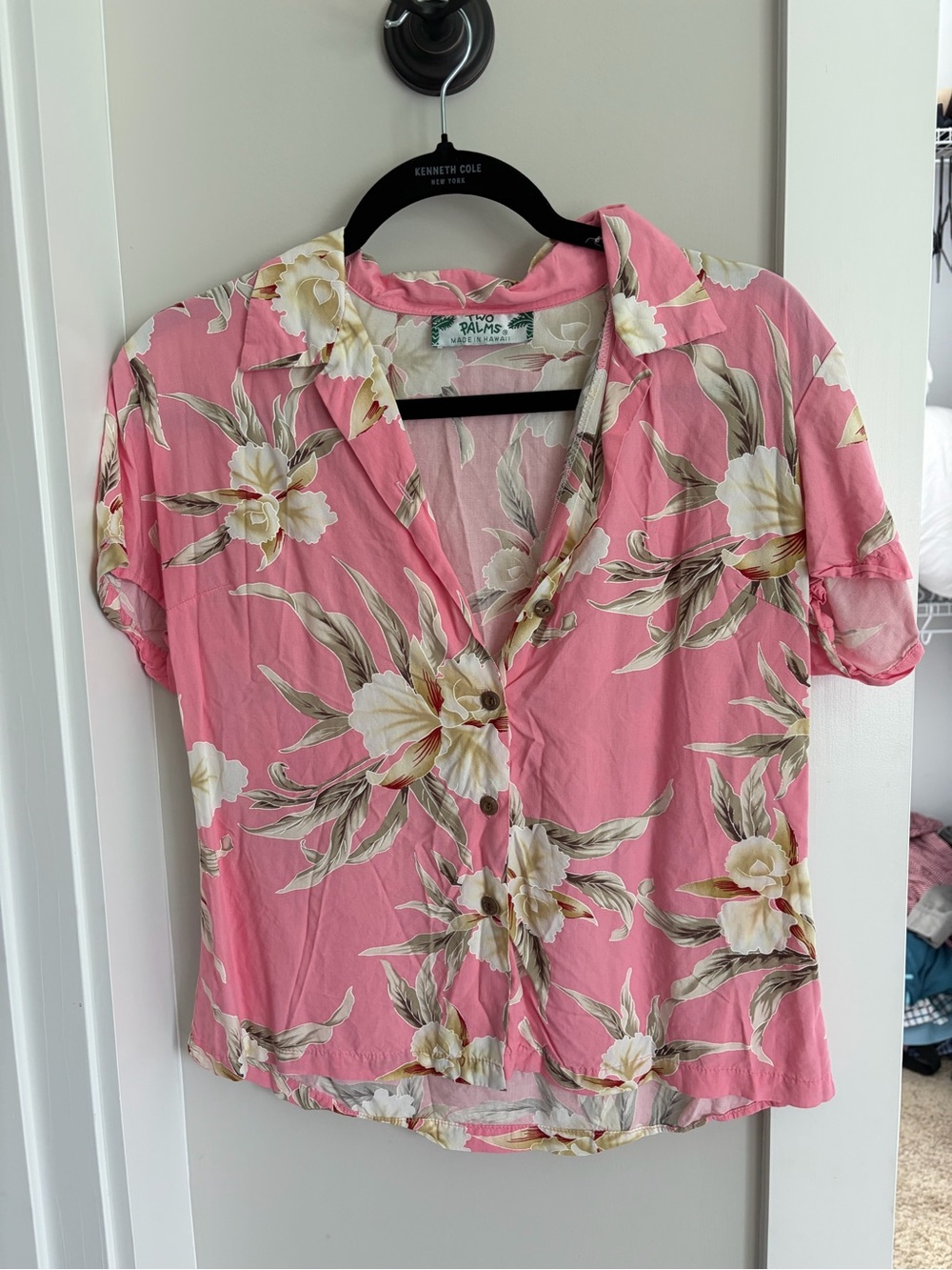 Women’s pink Hawaiian button up shirt